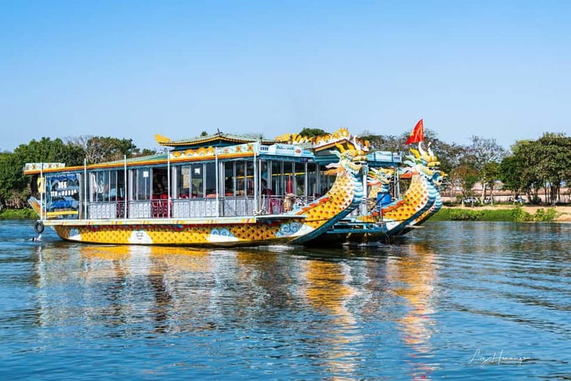 Hue: Dragon Boat Cruise, Imperial Citadel, & Market Day Trip - Browsing Dong Ba Market
