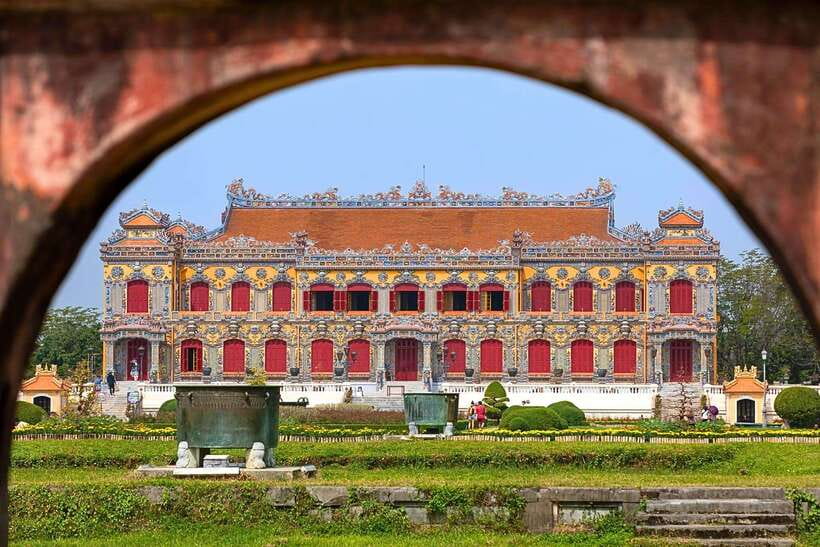 Hue: Hue Walking Tour to Imperial Citadel with Tour Guide - Ngo Mon Gate and the royal entrance