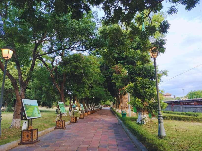 Hue: Hue Walking Tour to Imperial Citadel with Tour Guide - Thai Hoa Palace and the 13 coronations