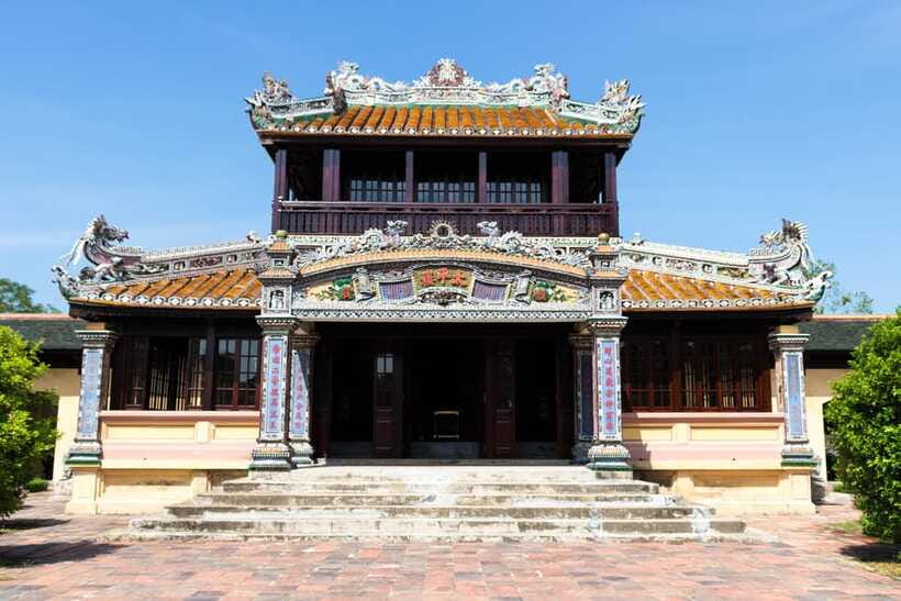 Hue: Hue Walking Tour to Imperial Citadel with Tour Guide - Dien Tho Palace and the women of the court