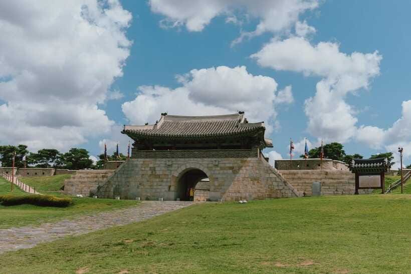 Hwaseong Fortress+Gwangmyeong Cave+Starfield Library Tour - Paldalmun Market and the taste of Suwon
