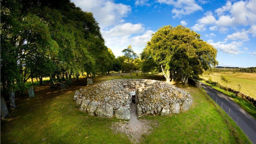 Inverness: Loch Ness Cruise, Castle, and Outlander Tour - Clava Cairns and the standing stones