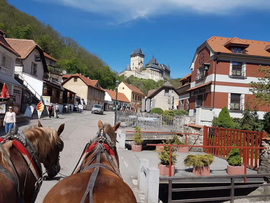 Karlštejn castle by horse carriage - Meeting the coachman outside the railway station