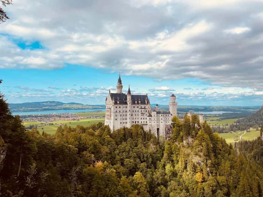 Kombi Ticket Neuschwanstein and Hohenschwangau Castle - Two castles, two very different royal stories