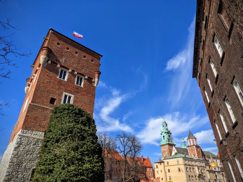Kraków: Old Town & Wawel Castle Walking Tour in English - Starting between the Barbican and St. Florian’s Gate