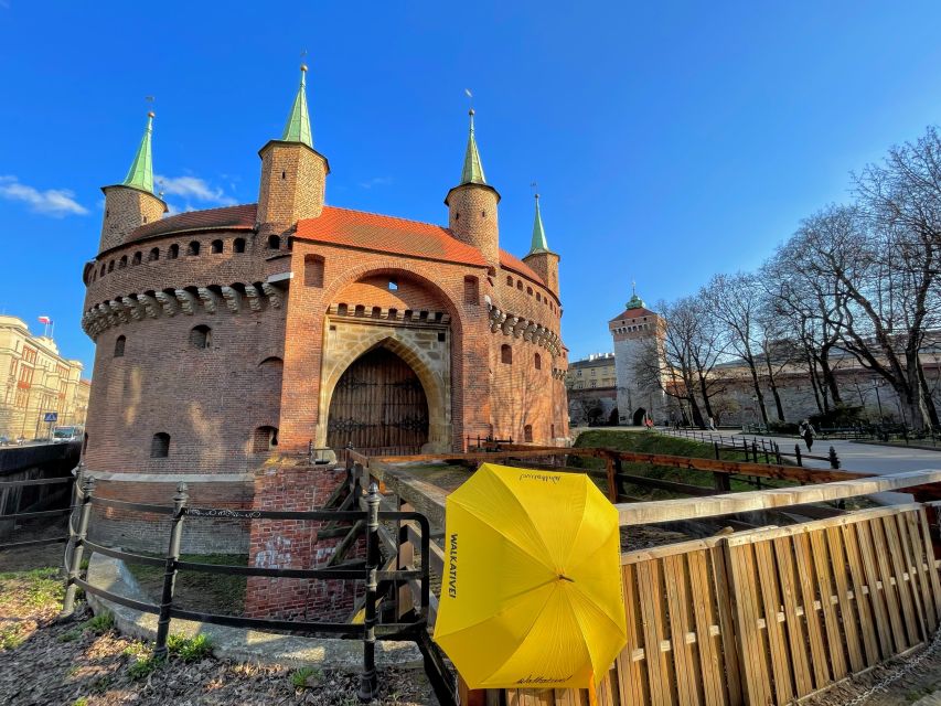 Kraków: Old Town & Wawel Castle Walking Tour in English - Medieval defenses and the Royal Route