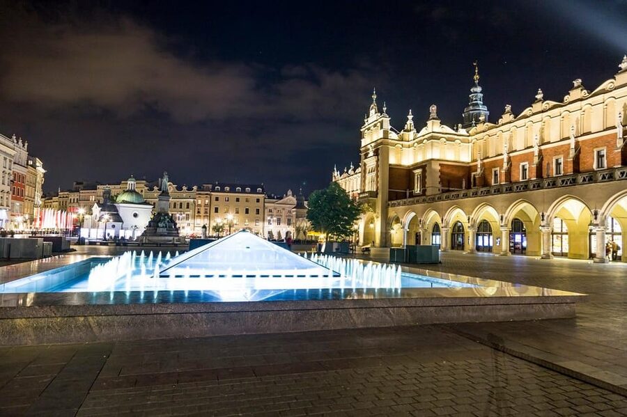 Krakow: Rynek Underground & Wawel Castle, Cathedral Tour - Four meters below the Rynek