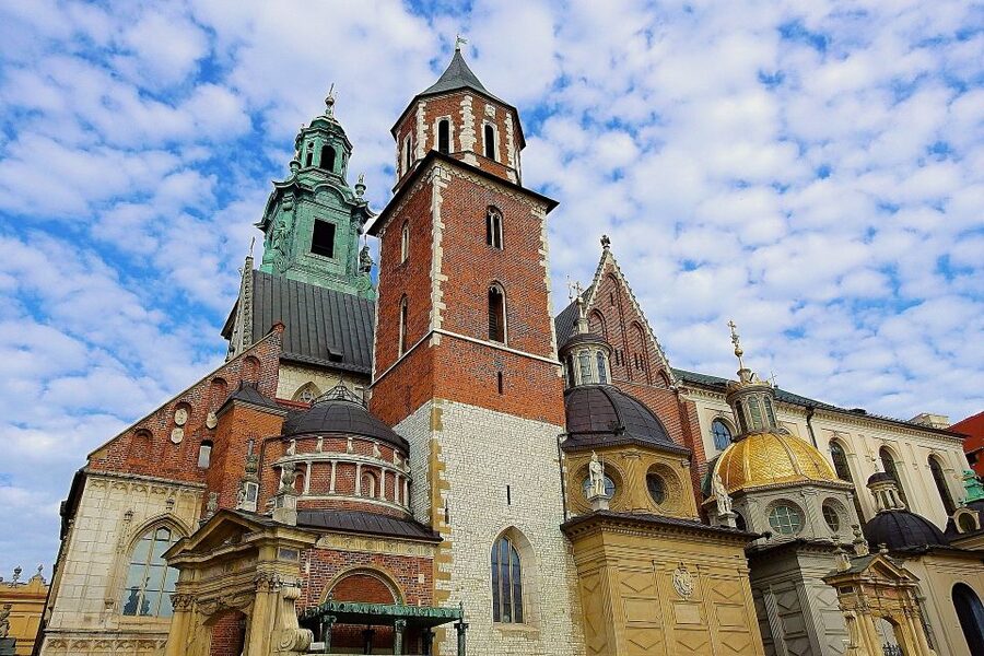 Krakow: Skip-the-Line Wawel Castle & Old Town Guided Tour - What the guide adds to the experience