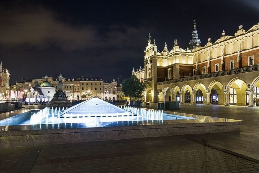 Krakow: Wawel Castle, Cathedral, Rynek Underground & Lunch - How the timing and group size affect the visit