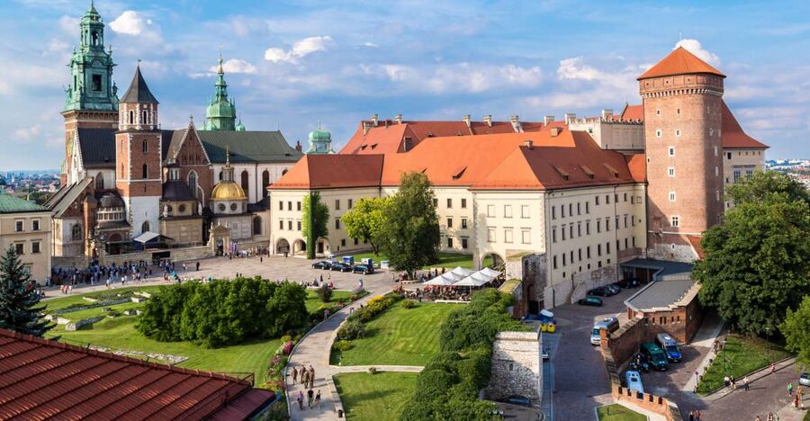 Krakow: Wawel Castle, Cathedral, Rynek Underground & Lunch - Entering Wawel Castle and its royal rooms