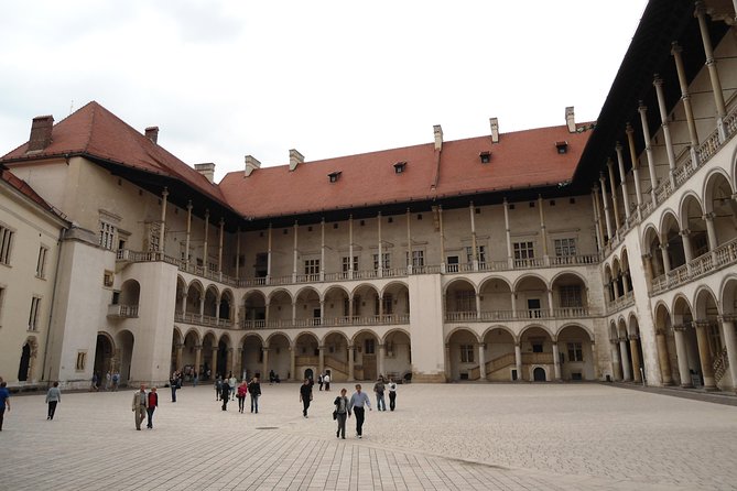 Krakow: Wawel Castle Guided Tour - Inside the royal chambers and castle grounds