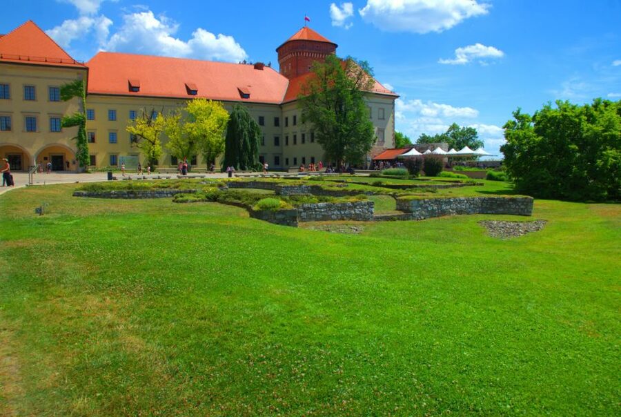 Krakow: Wawel Castle Guided Tour with Entry Tickets - The photo stop and the castle’s visual appeal