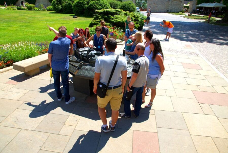 Krakow: Wawel Castle Guided Tour with Entry Tickets - Finding the group at Kanonicza 25