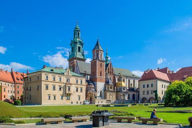 Krakow: Wawel Castle Guided Tour with Skip-The-Line Entry - Wawel Cathedral: Crowns, Tombs, and the Sigismund Bell