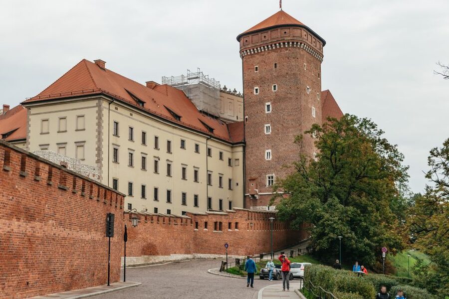 Krakow: Wawel Royal Hill with Optional Castle and Cathedral - Through the Arms Gate and Past Kościuszko