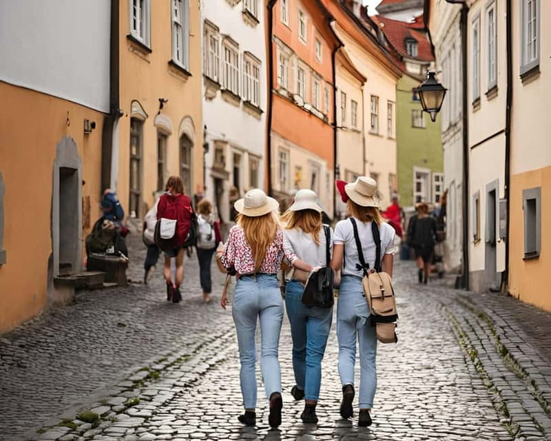Krumlov's Best Of: River Cruise, Castle Tour & Lunch ☀️| 5h - One hour on the Vltava by timber raft