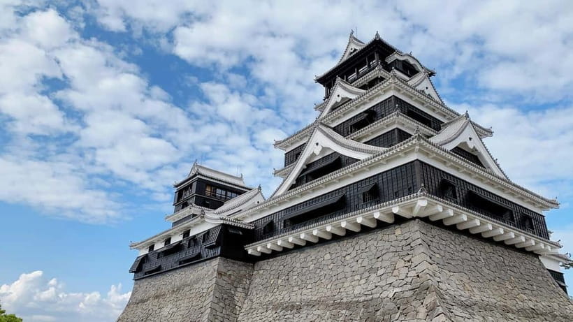 Kumamoto: Castle Express Guided Tour - Why Kumamoto Castle is different from other Japanese castles