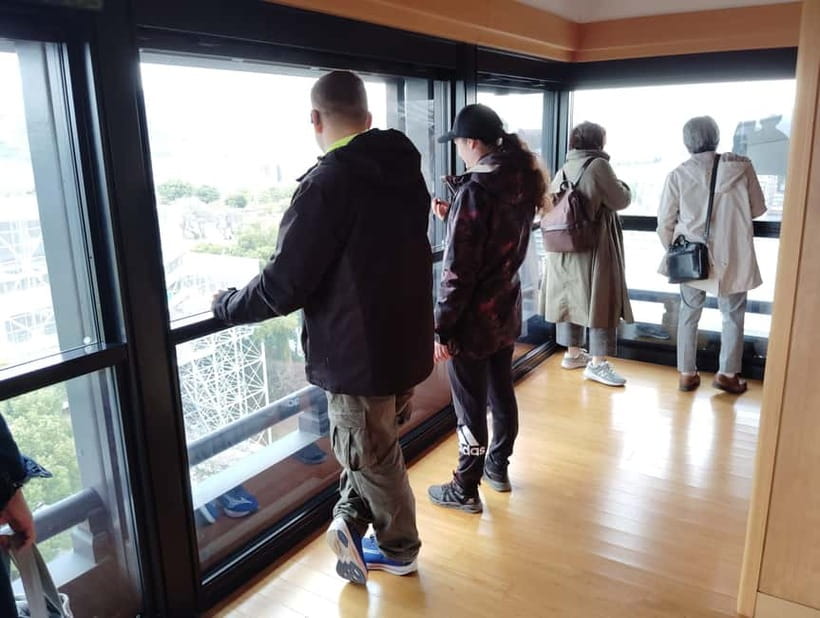Kumamoto: Castle Express Guided Tour - The first walk through the castle grounds