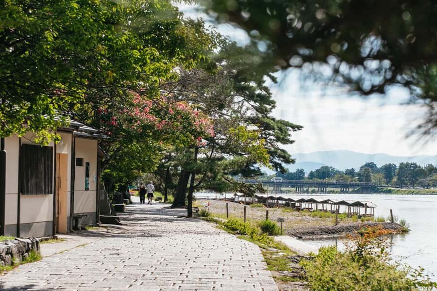 Kyoto: Nijo Castle, Kiyomizu & Fushimi Inari Guided Tour - The guides and the bilingual format