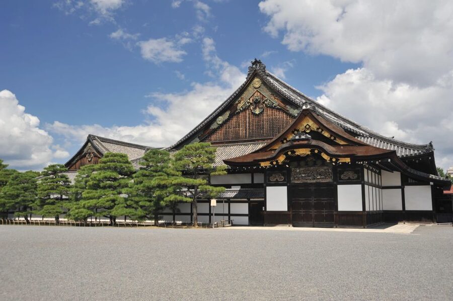 Kyoto: Nijo-jo Castle and Ninomaru Palace Guided Tour - The guides are the main strength