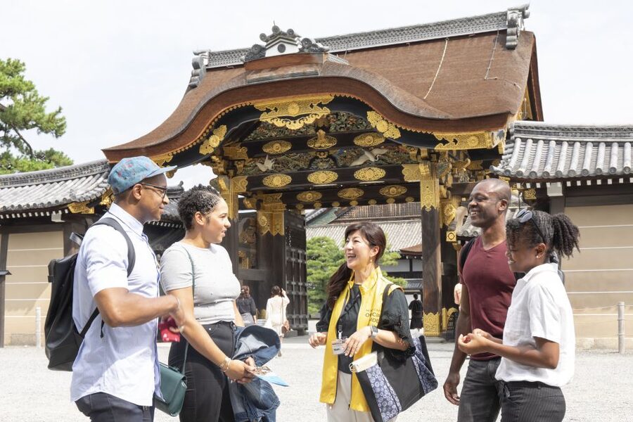 Kyoto: Nijo-jo Castle and Ninomaru Palace Guided Tour - Meeting your guide at the East Main Gate