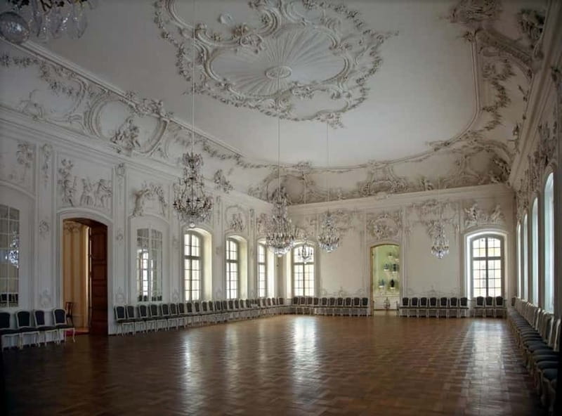 Latvian Palace and Medieval Castle Private Trip - The meal break and your choice of pace