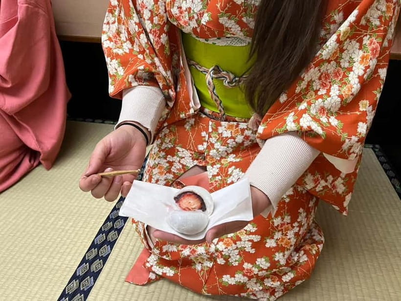 Learn Zen in a class of making Matcha tea near Osaka Castle - Photos, hairstyles, and the dress-up value
