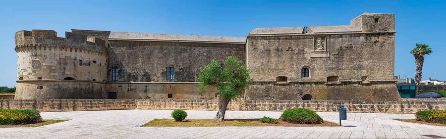 Lecce: e-bike tour to the sea with Salento brunch at the castle of Acaia - Leaving Piazzetta SS. Addolorata for the Countryside