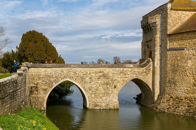 Leeds Castle, Cliffs of Dover and Canterbury Day Trip from London with Guided Cathedral Tour - Canterbury Cathedral and the story of Thomas Becket