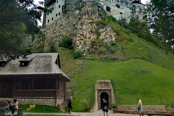 Libearty Bear Sanctuary and Dracula's Castle - Day Tour from Bucharest - What the guides add to the day