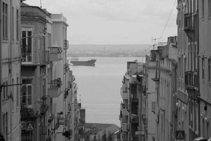 Lisbon: Alfama and São Jorge Castle Quarters Walking Tour - Practical details for a smoother morning