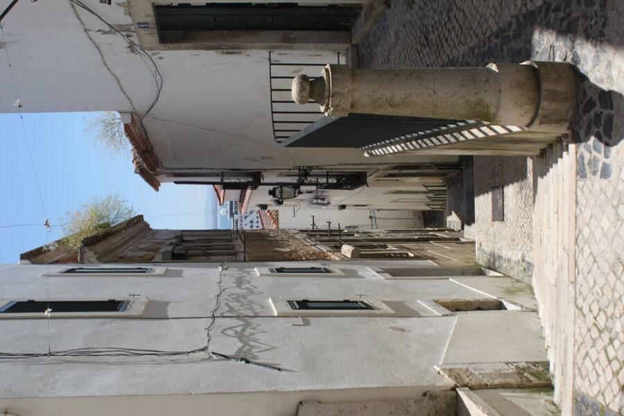 Lisbon: Alfama and São Jorge Castle Quarters Walking Tour - Lisbon Cathedral and its changing styles