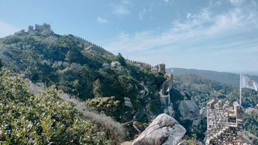 Lisbon: Pena Palace, Qta Regaleira, Moorish Castle & Cascais - Lunch and free time in Sintra village