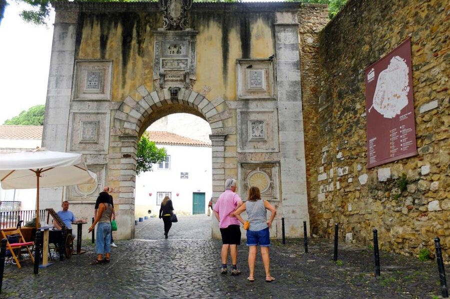 Lisbon: Saint George's Castle Entry Ticket and Guided Visit - Royal birds inside the castle walls
