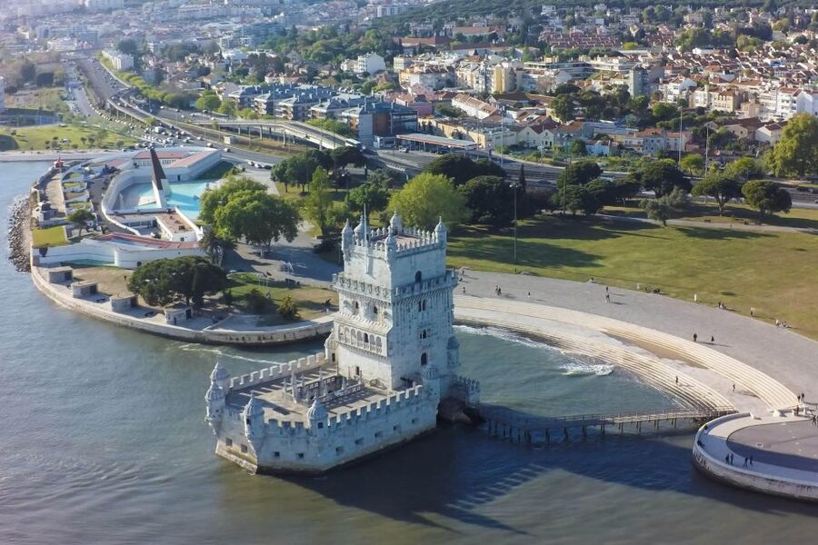 Lisbon: São Jorge Castle E-Ticket and Audio Guide - The castle grounds, towers, and old defensive walls