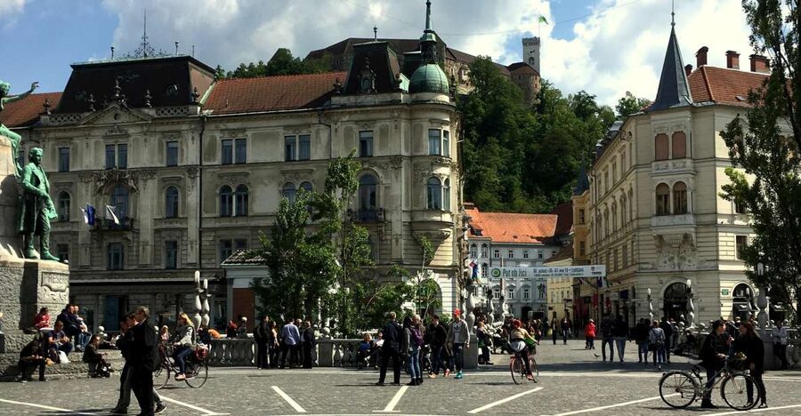Ljubljana and Ljubljana Castle Sightseeing Tour - Crossing Cobblers’ Bridge and reaching Town Hall