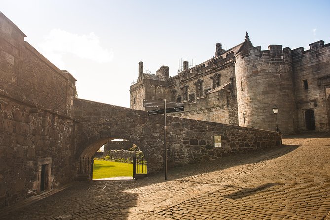 Loch Lomond, Kelpies & Stirling Castle Tour Including Admission - What the guide adds to the day