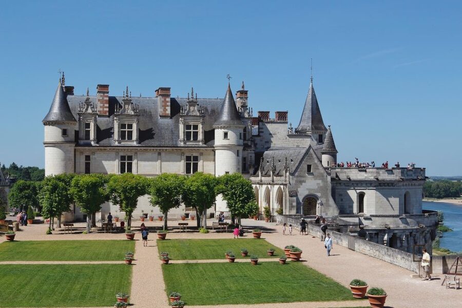 Loire Valley Castles: VIP Private Tour from Paris 3 Castles - A French lunch between castle visits