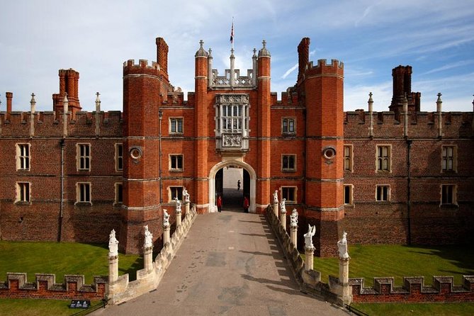London, Windsor Castle, Hampton Court Palace with Free Snack Pack - The 8:30 a.m. start and coach ride from London