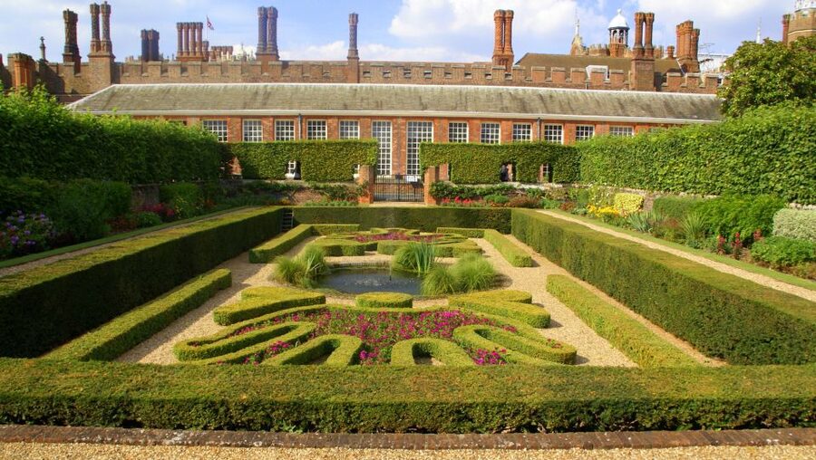 London: Windsor Castle & Henry VIII's Hampton Court Palace - What the coach and guide service add