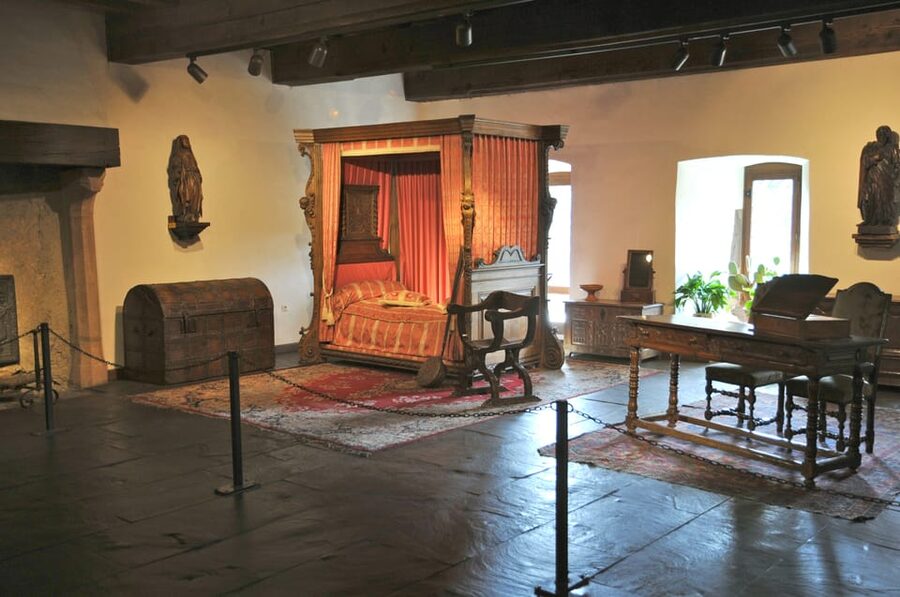 Luxembourg: Vianden Castle Entry Ticket - The chapel and two manors