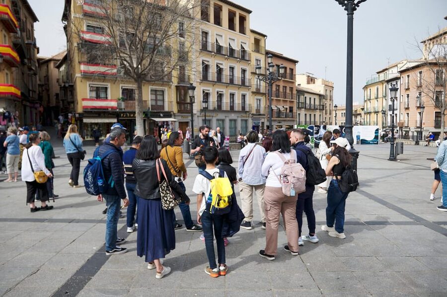 Madrid: Segovia and Toledo Tour, Alcazar, and Cathedral - Guides, headphones, and the bilingual format