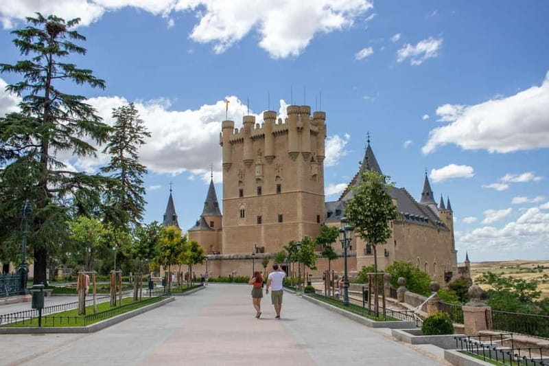 Madrid: Segovia & Ávila Full Day with Alcázar & Wall Tickets - The road to Ávila and Los Cuatro Postes