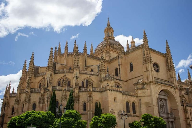 Madrid: Segovia & Ávila Full Day with Alcázar & Wall Tickets - Timing, transport, and the busy parts