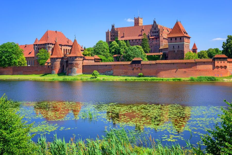 Malbork Castle Tour: 6-Hour Private Tour - Entering a fortress built in three sections