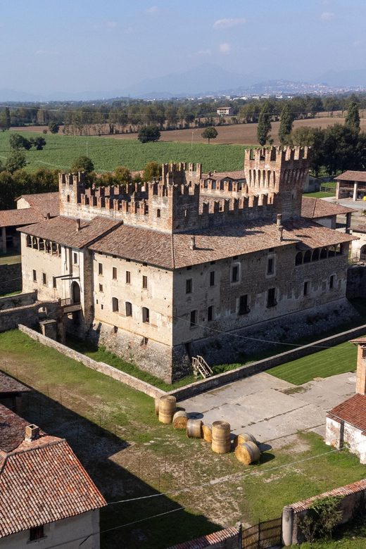 Malpaga Castle guided tour - A one-hour route through painted rooms