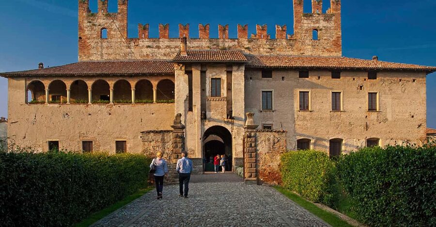 Malpaga Castle guided tour - Entering the castle with a period-dressed guide