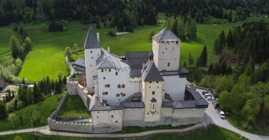 Mauterndorf: Castle Entrance Ticket - Exploring chambers, vaults, and halls