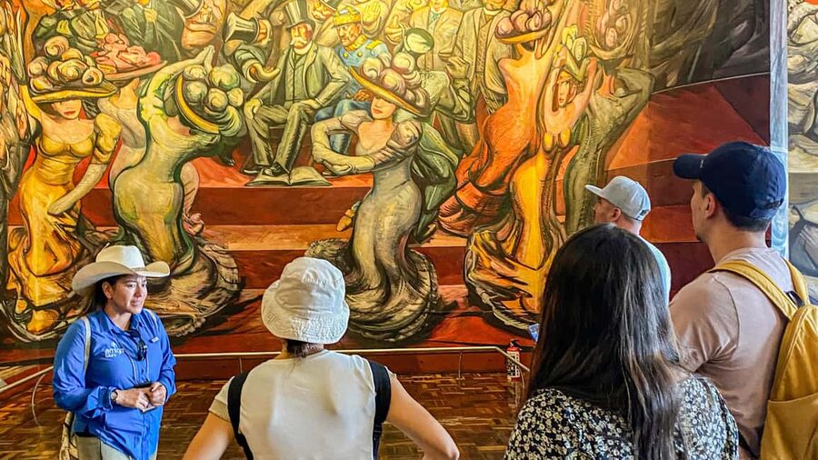 Mexico City: Chapultepec Castle After-Hours Guided Tour - How the guides shape the experience