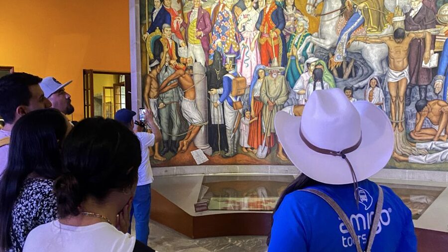 Mexico City: Chapultepec Castle and Anthropology Museum Tour - A short break on Avenida Grutas